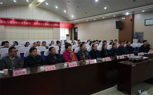 校党委书记李德平(前排中),党委副书记、校长王雪云(前排右五)和两校区领导班子成员集体收看大会开幕会盛况