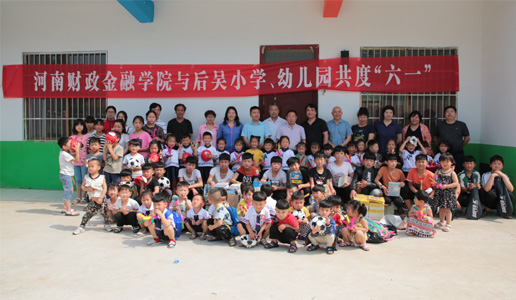 安博·体育_安博(中国)向村小学、幼儿园捐赠书籍及文体用品
