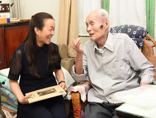 王雪云校长和钱老亲切交谈