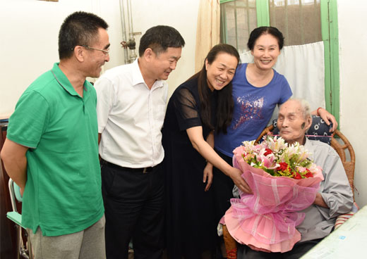 王雪云校长,张风格、王孝俊副校长和钱老在一起