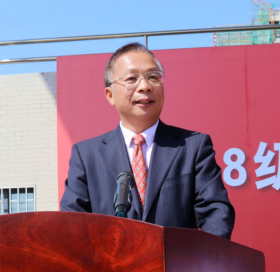 校长丁庭选发表讲话并向承训部队赠送锦旗