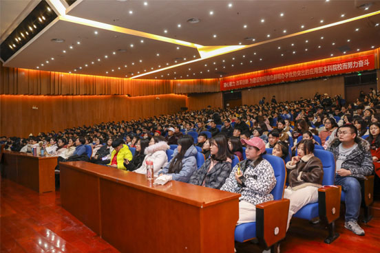演出现场座无虚席