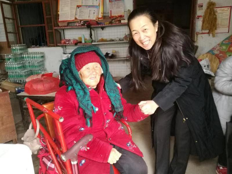党委书记王雪云一行看望贫困户