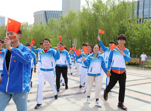 青年学生自发参与