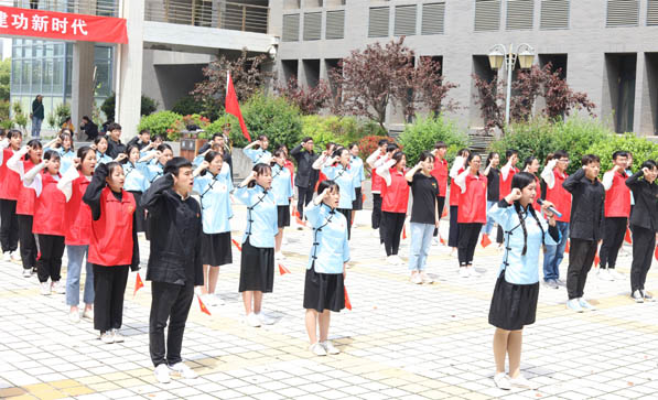 校系团学组织成员重温入团誓词