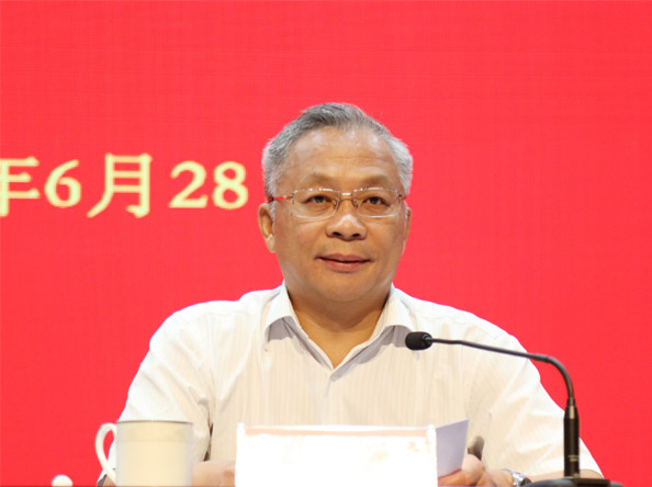 校长丁庭选主持讲话