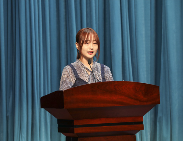 学生代表杨璇发言