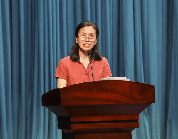 教师代表刘筠发言