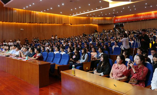 比赛现场气氛热烈,座无虚席