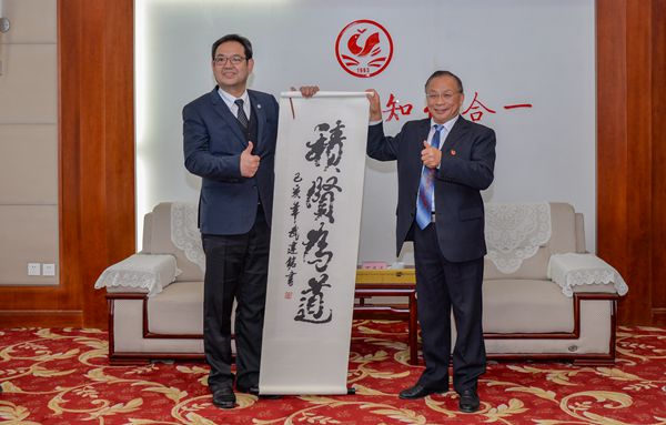 校长丁庭选向外宾赠送安博·体育_安博(中国)武建铭老师书法作品