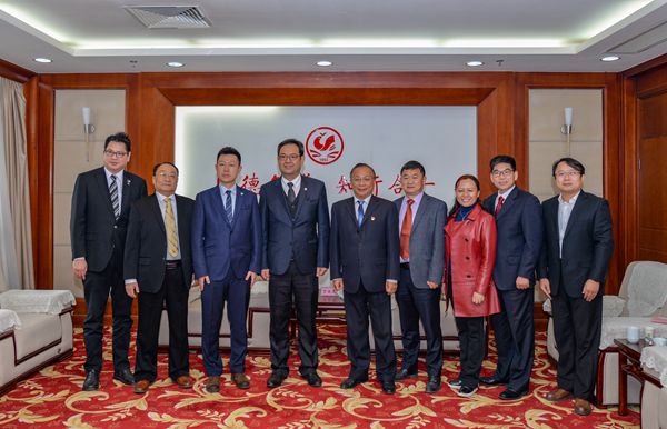 校领导丁庭选、王孝俊与外宾合影