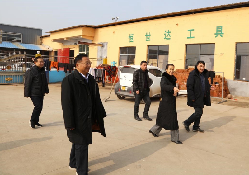党委书记王雪云一行调研扶贫车间