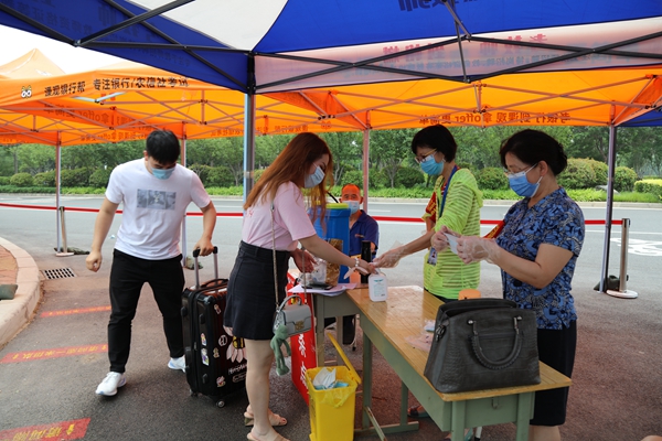 返校学生办理入校手续
