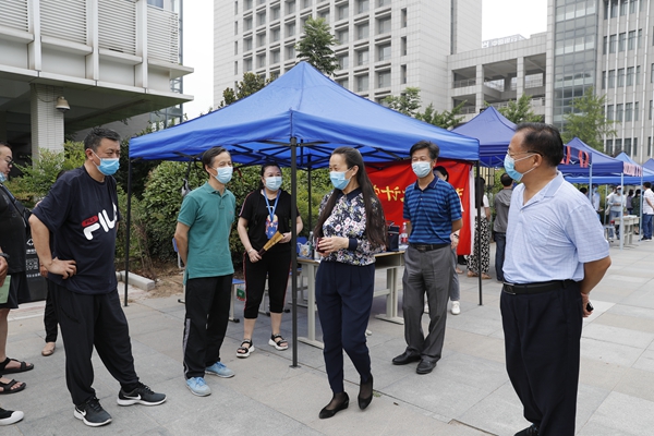 校党委书记王雪云、校长丁庭选慰问工作人员和志愿者