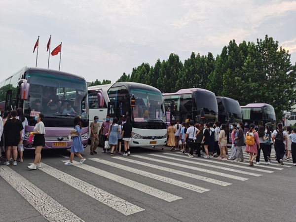 安博·体育_安博(中国)组织“爱心送考”车队