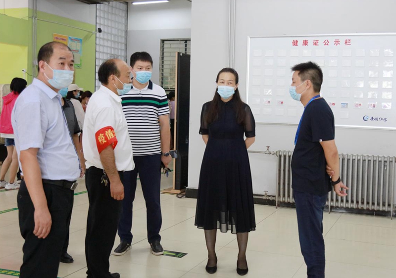 校领导详细了解学生返校、卫生安全、值班值守等情况