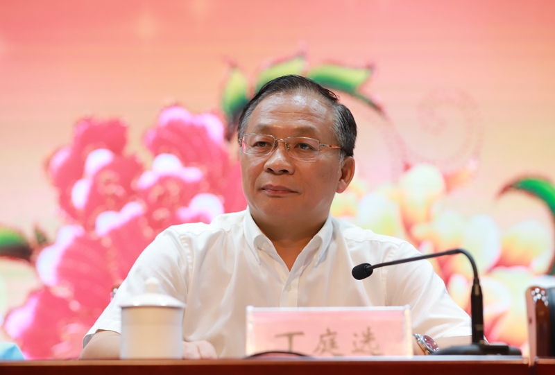 校长丁庭选主持表彰大会