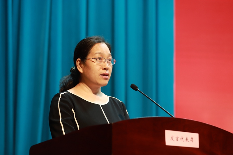 教师代表李爱红教授发言