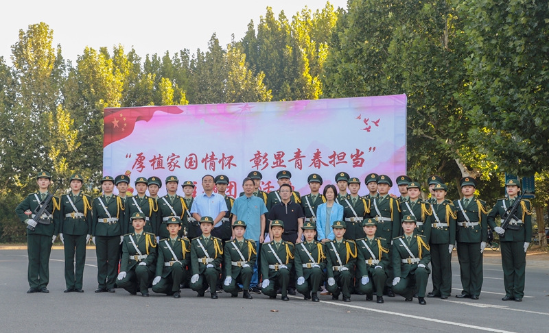 与国旗护卫队合影