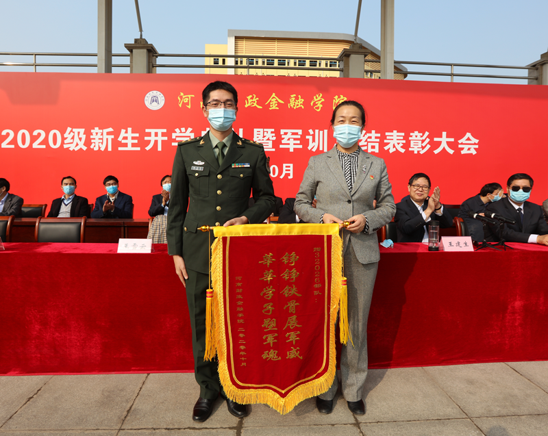 校党委书记王雪云向承训部队赠送锦旗