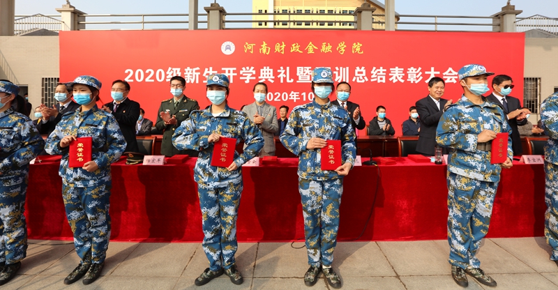 校领导为军训标兵代表颁奖
