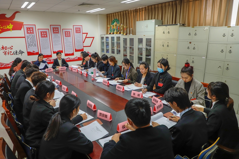 代表团分团讨论现场