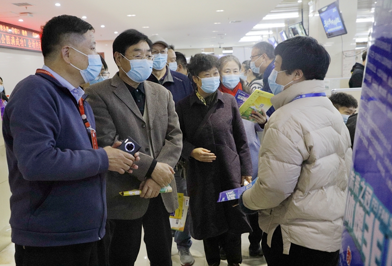 校关工委负责同志与用人单位亲切交流