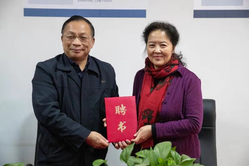丁庭选校长为闵虹会长颁发兼职教授聘任证书
