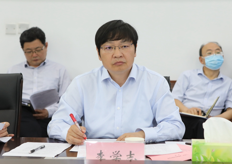 校长李学志主持会议