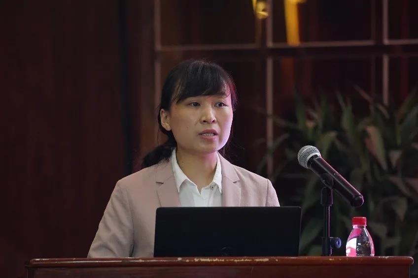 河南省教育厅高等教育处副处长张小茜致辞