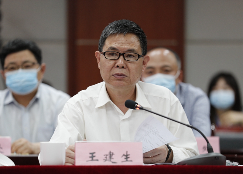 校党委副书记、工会主席王建生主持汇报会
