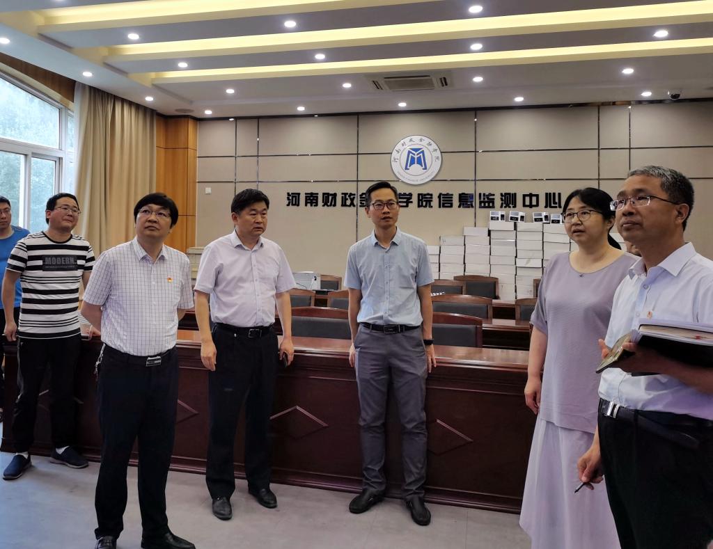 校长李学志一行实地查看考务准备工作
