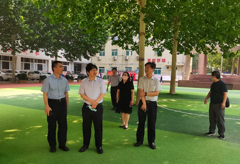 校长李学志、副校长张风格一行在文化路校区