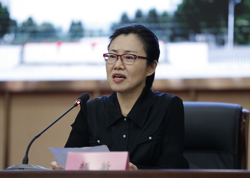 副校长颜敏主持讲座