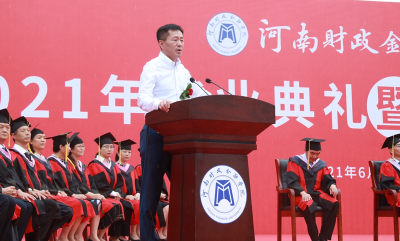 校友代表朱杰发言