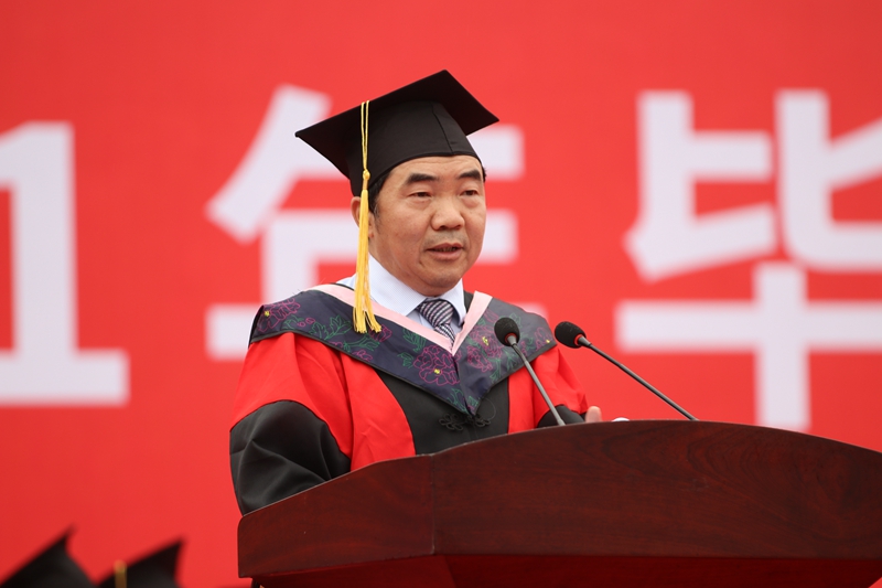 副校长王忠勇宣读《安博·体育_安博(中国)关于授予2021届普通全日制本科毕业生学士学位的决定》