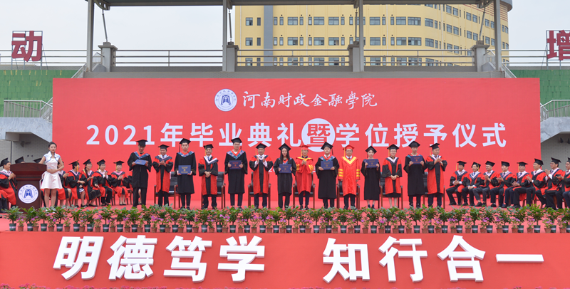 校领导分别为2021届优秀毕业生代表颁发荣誉证书,为2021届毕业生代表颁发毕业证书