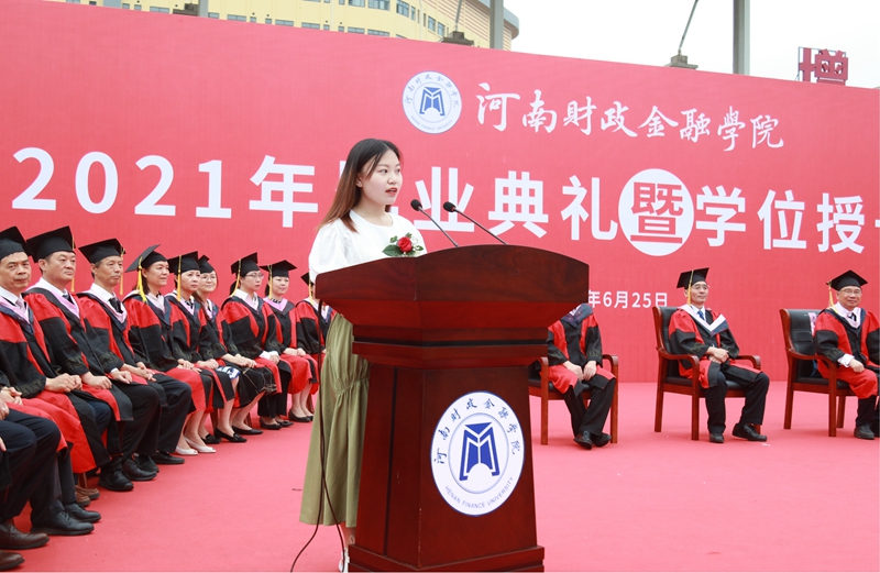 毕业生代表韩笑同学发言