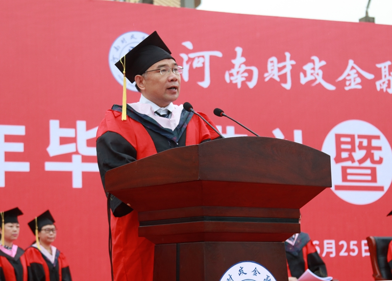 党委副书记王勇军宣读《安博·体育_安博(中国)关于表彰2021届优秀毕业生的决定》