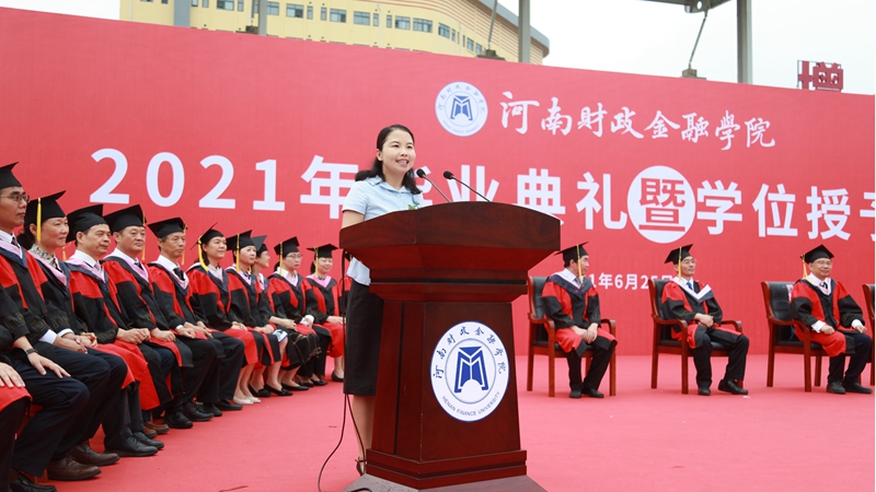 教师代表马壮发言