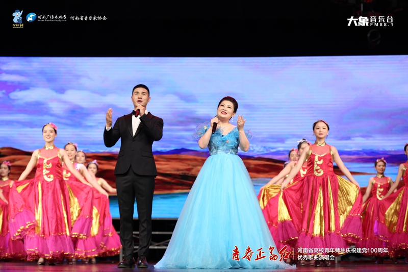 音乐学院,王振华、朱丽纳表演男、女声二重唱《不忘初心》