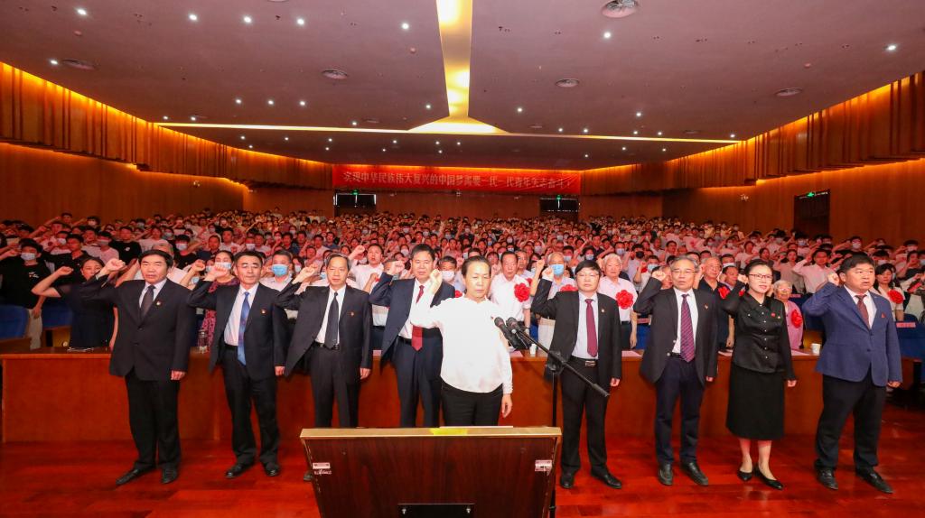 校党委书记王雪云带领新党员入党宣誓,党员重温入党誓词