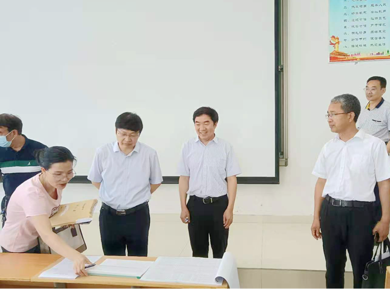 在考务办公室查看了解考试情况