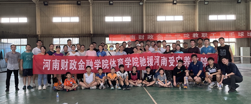师生志愿者积极参加参加卸载搬运捐赠物资