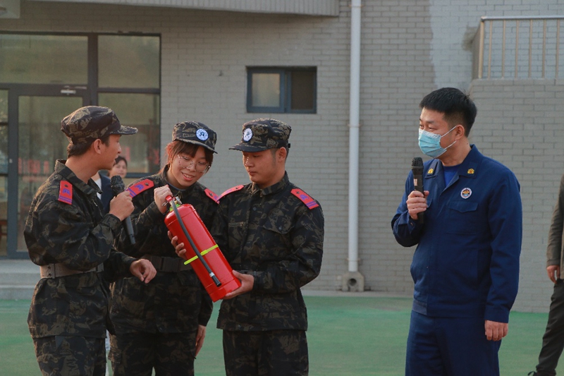 金水区消防大队宣讲员冉然指导学生操作灭火器