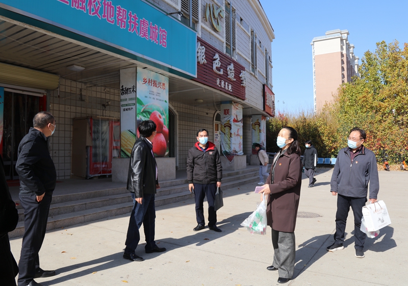 校党委书记王雪云、党委副书记王勇军一行到消费扶贫专馆参观消费