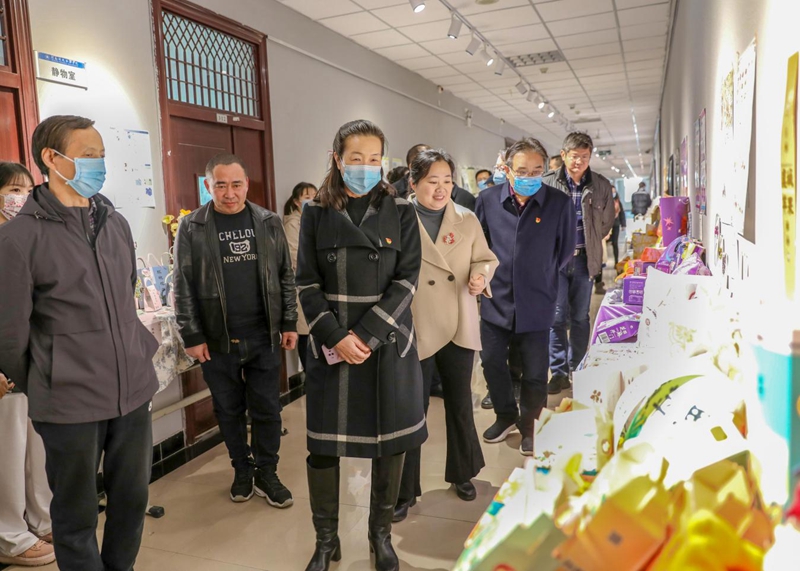 与会领导嘉宾参观作品展览