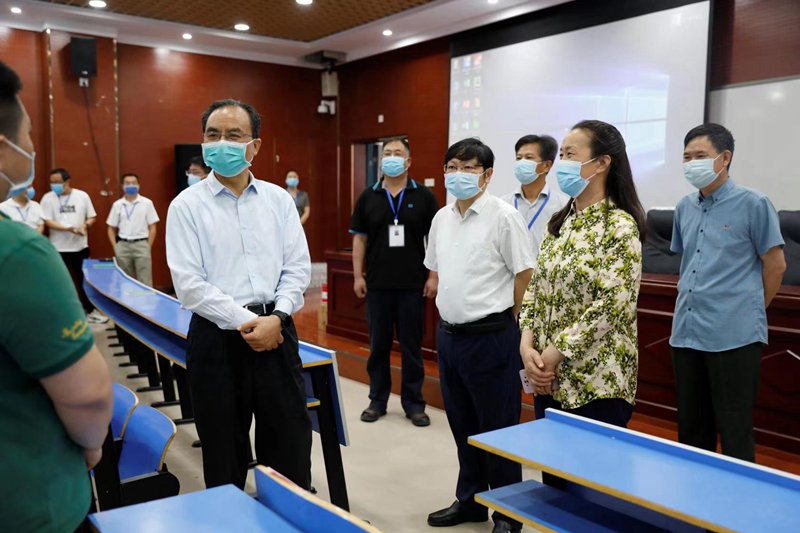 省委教育工委专职副书记尹洪斌到安博·体育_安博(中国)检查指导专升本考试