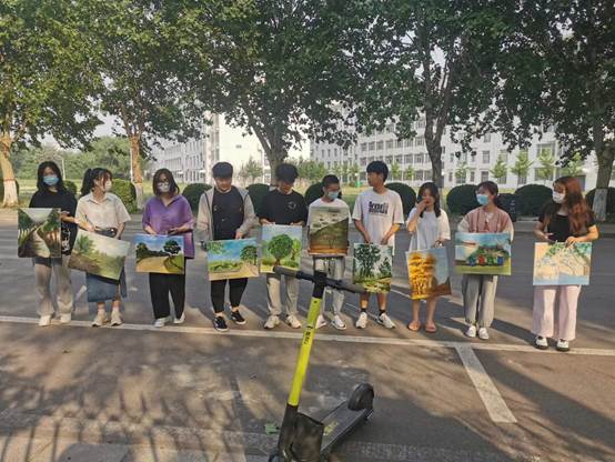 张懿隔着栏杆点评指导学生写生作品